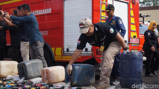 Sambut Nataru, Ribuan Botol Miras Dimusnahkan Polres Ciamis dan Cimahi