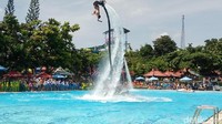 Sementara menurut Bayu Febri Utomo, operator Flyboard Indonesia mengatakan jika terdapat tantangan tersendiri saat melakukan atraksi Flyboard bukan dilautan lepas. Apalagi Flyboard termasuk salah satu olah raga ekstrim dunia (Arbi Anugrah/detikcom)