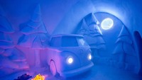Ini adalah rangkaian es yang populer, dinamai Spruce Woods. Seni ini menggambarkan bagian dari kota Kanada di dalam hutan Arktik. (Icehotel/instagram)
