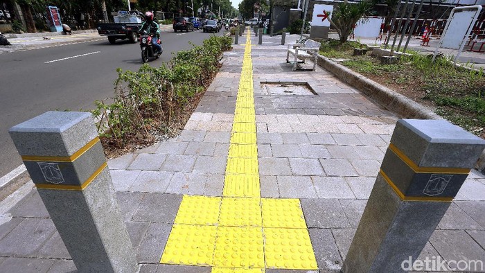 Pemprov DKI Jakarta merevitalisasi sejumlah trotoar di Ibu Kota, salah satunya di Kemang. Berikut penampakan trotoar di kawasan Kemang usai direvitalisasi.