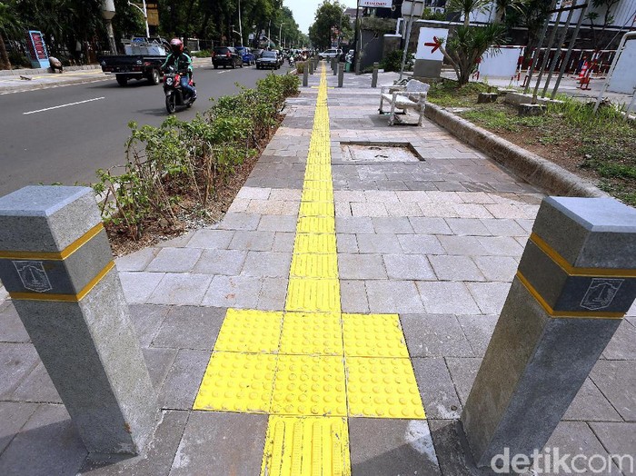 Pemprov DKI Jakarta merevitalisasi sejumlah trotoar di Ibu Kota, salah satunya di Kemang. Berikut penampakan trotoar di kawasan Kemang usai direvitalisasi.