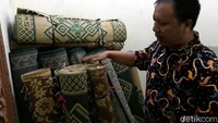 Saat itu, seekor ular terlihat di balik sajadah imam, sehingga membuat jemaah terkejut.