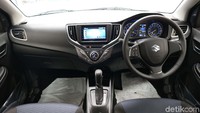 Geser ke bagian kabin, terdapat sedikit perubahan interior Suzuki New Baleno. Misal bagian head unit, kisi-kisi AC, glove box, dan tuas transmisi yang dulunya berwarna silver, sekarang warnanya dibuat lebih gelap dengan adopsi warna dark grey.