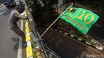 Satpol PP Tertibkan Bendera Parpol di Senayan