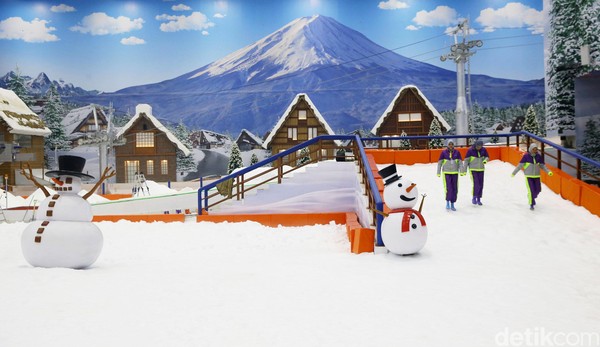 Pengunjung bisa duduk bersantai sambil melihat pemandangan Trans Snow World dari lantai dua salah satu bangunan di sana (Grandyos Zafna/detikcom) Pengunjung bisa duduk bersantai sambil melihat pemandangan Trans Snow World dari lantai dua salah satu bangunan di sana (Grandyos Zafna/detikcom)