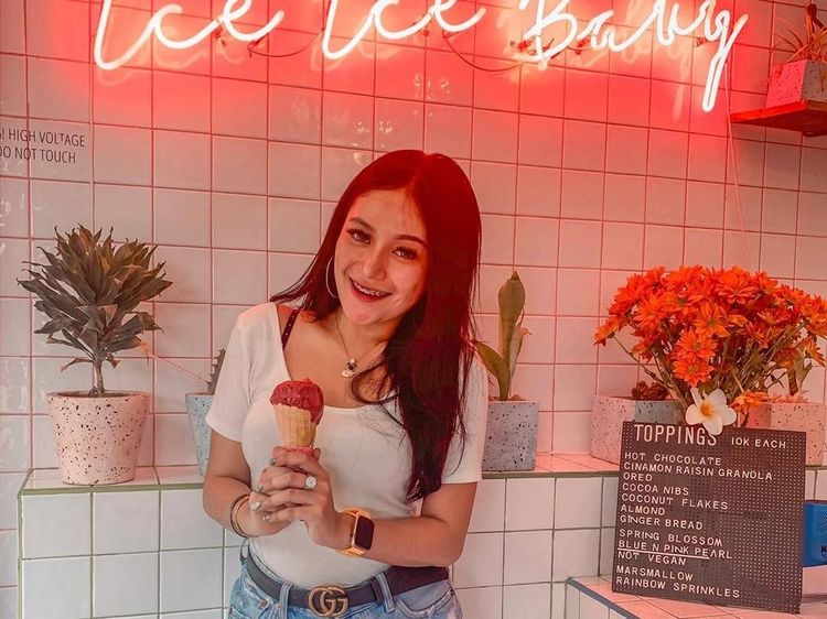 Wanita Seksi yang Mandi di Atas Motor Ternyata Suka Es Krim