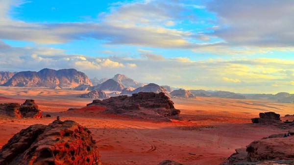 Kerap dikatakan mirip dengan planet mars, gurun pasir dan bebatuan yang ada di Wadi Rum berwarna kemerahan (iStock)