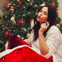 Natal 2019, aktris Jenna Dewan memilih dekorasi pohon Natal yang di dominasi oleh warna merah dan gold. Pohon natal yang cukup simple ini bisa dijadikan inspirasi bagi kalian yang ingin mendekorasi pohon Natal sendiri di rumah. Foto: Instagram