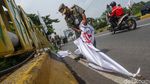 Satpol PP Tertibkan Bendera Parpol di Senayan