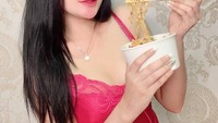 Asyik makan mie goreng, pose seksi Icha malah bikin gagal fokus. Tampaknya Icha lagi mager jadi memesan makanan dan menyantapnya di rumah. Foto: instagram @icha_kharoline