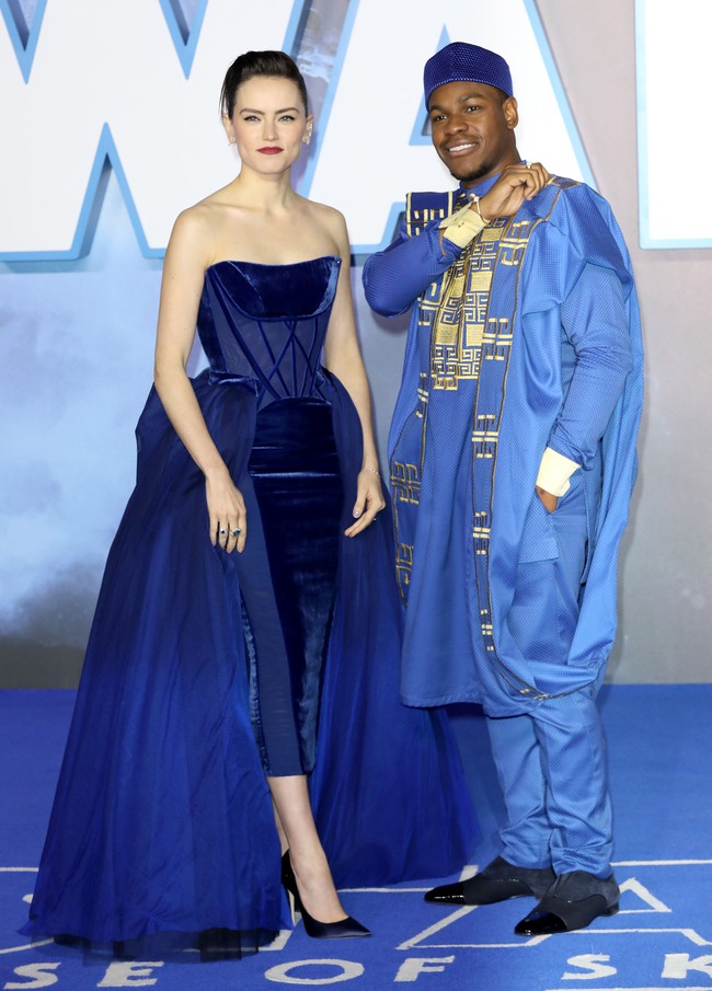 Ia juga kompak dengan penampilan rekannya, aktor John Boyega yang bersolek dengan busana bernuansa etnik Afrika. (Foto: Getty Images)