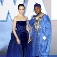 Ia juga kompak dengan penampilan rekannya, aktor John Boyega yang bersolek dengan busana bernuansa etnik Afrika. (Foto: Getty Images)