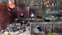 Sementara itu, anak laki-laki Ngadiyono, Andono (24), menjelaskan bahwa ia mengetahui langsung bagaimana kilatan petir menyambar dapur. Hal itu karena saat kejadian ia tengah berada di dapur.