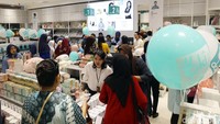 Sejumlah pengunjung nampak berburu berbagai keperluan menarik di salah satu store yang berada di Transpark Mall Bintaro.