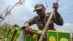 Satpol PP Tertibkan Bendera Parpol di Senayan