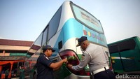 Petugas Dishub DKI nampak memeriksa setiap bagian bus.