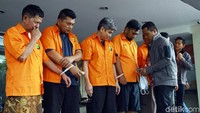 Para tersangka dihadirkan dalam jumpa pers di Polda Metro Jaya, Jakarta, Jumat (20/12).