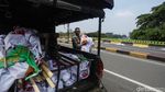 Satpol PP Tertibkan Bendera Parpol di Senayan