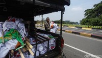 Bendera partai politik itu diangkut menggunakan mobil Satpol PP.