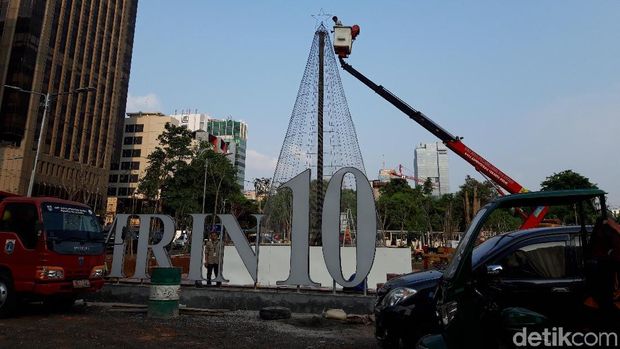 Pemprov DKI Mulai Bangun Pohon Natal Raksasa di Thamrin