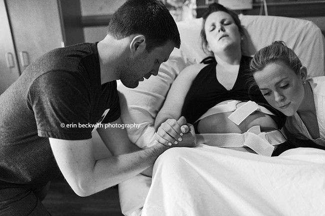 Sentuhan dan dukungan dari suami bisa membuat sakit kontraksi yang dirasakan ibu saat akan melahirkan menjadi sedikit berkurang.  Foto: Dok. erin beckwith photography