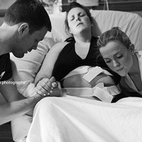 Sentuhan dan dukungan dari suami bisa membuat sakit kontraksi yang dirasakan ibu saat akan melahirkan menjadi sedikit berkurang.  Foto: Dok. erin beckwith photography