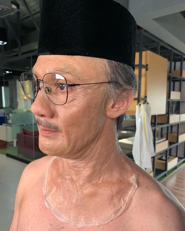 Ini perubahan dramatis Reza Rahadian menjadi BJ Habibie setelah proses makeup selama tujuh jam. Keren! Foto: Dok. Instagram/@orlandobassi, @officialpilarez