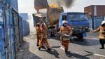 Petugas Damkar Padamkan Truk Kontainer yang Terbakar di Tanjung Perak
