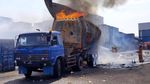 Petugas Damkar Padamkan Truk Kontainer yang Terbakar di Tanjung Perak