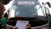 Petugas Dinas Perhubungan (Dishub) DKI Jakarta memeriksa kondisi bus saat melakukan pemeriksaan kelaikan kendaraan di Terminal Kampung Rambutan, Jakarta, Jumat (20/12/2019).