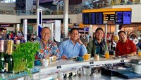 Begitupun dengan momen ini ketika Arie Prabowo berada di Bandara Heathrow, Inggris. Saat itu ia memesan makanan sehat berupa salmon dengan alpukat di restoran bernama Caviar House & Prunier. Foto: Instagram @arie_ariotedjo