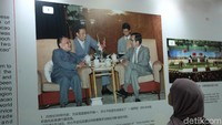 Pameran foto tersebut mengangkat tema kembalinya Macau ke Pangkuan RRC.