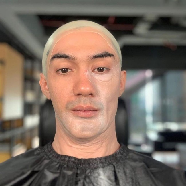 Saat menjadi Eyang Habibie, penampilan Reza Rahadian berubah drastis menjadi sangat mirip dengan tokoh inspiratif itu. Rahasianya ada di makeup prostetik yang dikerjakan makeup artist internasional Orlando Bassi. Foto: Dok. Instagram/@orlandobassi, @officialpilarez