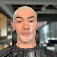 Saat menjadi Eyang Habibie, penampilan Reza Rahadian berubah drastis menjadi sangat mirip dengan tokoh inspiratif itu. Rahasianya ada di makeup prostetik yang dikerjakan makeup artist internasional Orlando Bassi. Foto: Dok. Instagram/@orlandobassi, @officialpilarez