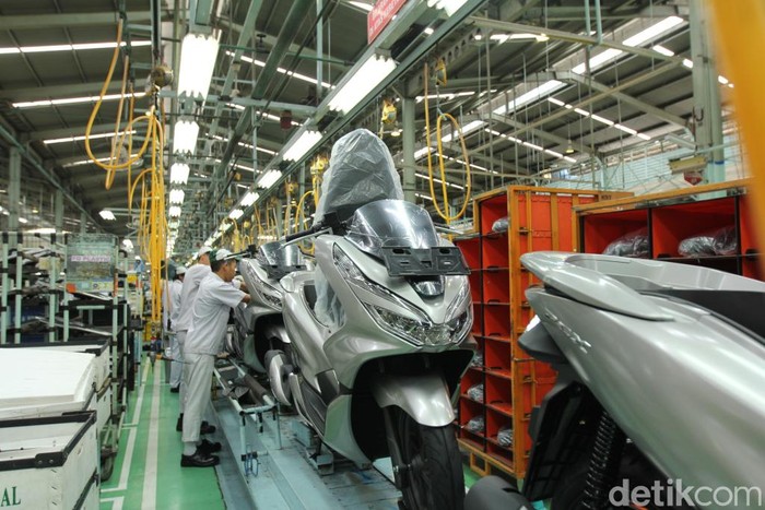 Honda PCX di pabrik Astra Honda Motor di Sunter, Jakarta.