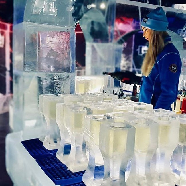 Ice Hotel juga dilengkapi dengan bar yang seluruhnya terbuat dari es. Uniknya, gelas-gelas yang digunakan pun terbuat dari es loh. Foto: Instagram @icehotelsweden