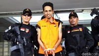 Habib Husein Alatas dihadirkan dalam rilis dengan tangan terikat. Dia juga memakai baju tahanan Poda Metro Jaya.