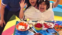Ini yang terjadi saat kami coba tantangan Not My Hand ketika membuat es krim sundae, kata Ryan yang punya acara di Nickelodeon ini. Foto: Instagram ryantoysreview