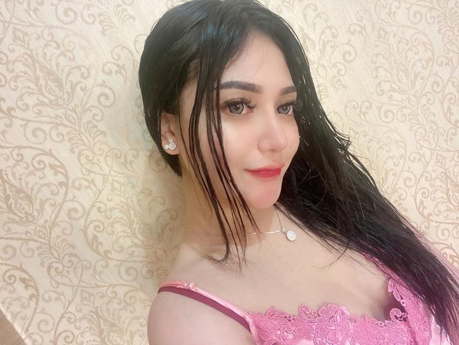 Icha kerap berbagi foto yang memperlihatkan pesonanya dalam balutan berbagai busana yang chic dan memperlihatkan lekuk tubuhnya. Foto: Instagram @icha_kharoline
