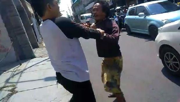 Erwin (kaus hitam) melawan dan berupaya kabur saat warga menangkapnya. (Foto: tangkapan layar video dokumentasi Ade Ipung)