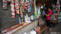 Warung yang berada di pinggiran Kali Mampang ini kerap melayani pesanan para pembeli dari seberang kali untuk sekadar membeli minuman maupun membeli makanan.