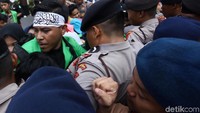 Sempat terjadi aksi dorong-dorongan antara pendemo dengan polisi.