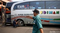 Satu per satu bus di kawasan Terminal Kampung Rambutan diperiksa oleh petugas Dishub DKI Jakarta sebelum memulai perjalanan ke sejumlah daerah di Indonesia.