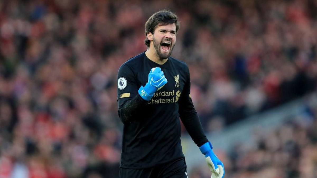 Alisson percaya diri timnya bisa mengalahkan Flamengo. Foto: Marc Atkins/Getty Images