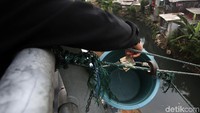Menariknya, usai mendapatkan makanan, para pembeli akan memasukan sejumlah uang seharga makanan yang mereka beli ke dalam ember untuk kemudian dierek oleh pedagang warung tersebut.