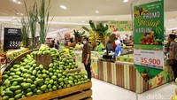 Pusat perbelanjaan ini juga dilengkapi dengan supermarket groceries serta fruit & fresh market yang menjual berbagai makanan maupun bahan makanan lho.