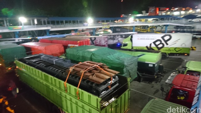 Suasana di Pelabuhan Merak, Cilegon, Banten.