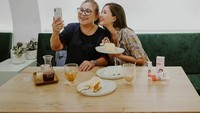 Ini potret kedekatan Jessica Mila dengan Ibundanya saat menyantap beragam makanan di atas meja. Wah, senyumnya mirip ya! Foto: Instagram @jscmila
