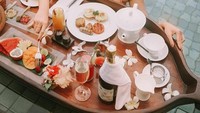 Sering berlibur ke Bali, aktris yang pernah berperan di Sinetron Ganteng-ganteng Srigala ini sedang menikmati floating breakfast kekinian. Foto: Instagram @jscmila