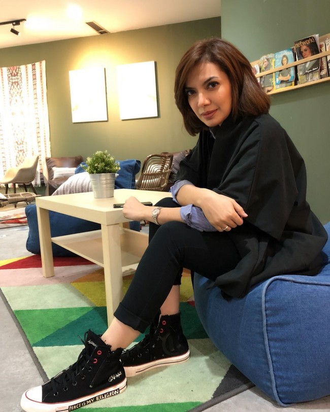 Najwa Shihab melengkapi koleksi sneakersnya dengan produk besutan band Slank bernama Slanked. Tampak Najwa memakai salah satu sneakers yang didesain oleh Rhido Slank. (Foto: Instagram/@najwashihab)
